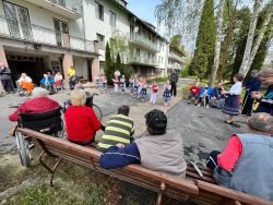 Zdobenie a stavanie májového stromu 2023 - 344362349_247080151210379_5356254248344436236_n